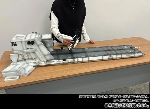 GUNDAM UNICORN - 1/144 HG Catapult - Diorama Realistic Model 24cm