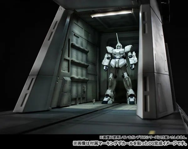 GUNDAM UNICORN - 1/144 HG Catapult - Diorama Realistic Model 24cm