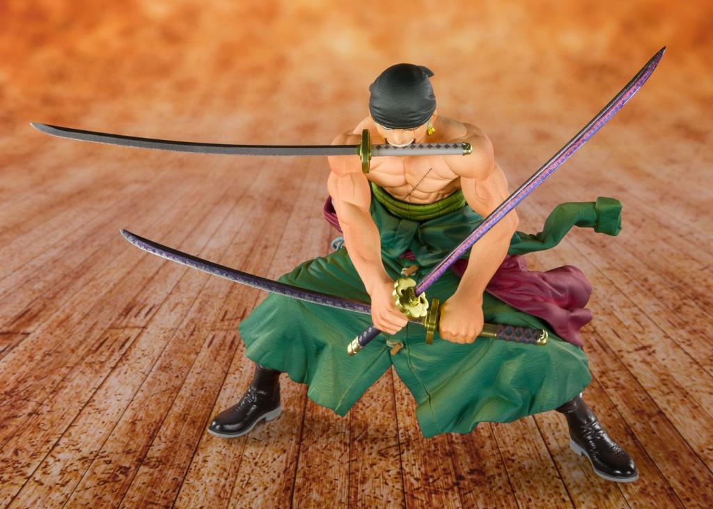 ONE PIECE - Zero Pirate Hunter Zoro Figuarts (Bandai) - 11cm - 4