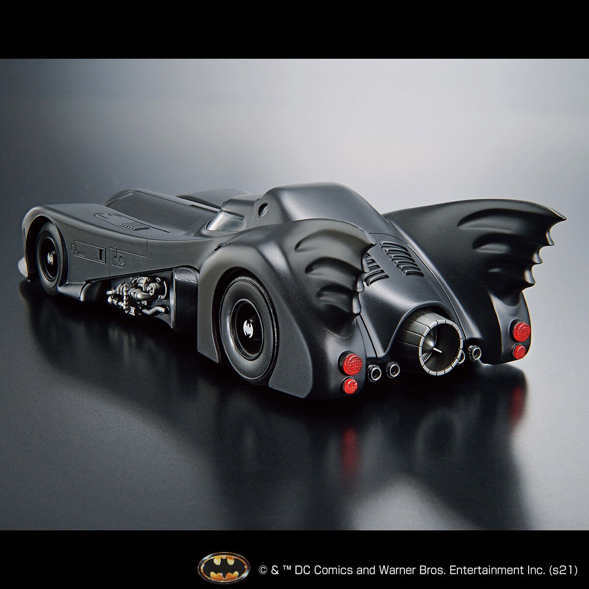 DC COMICS - Batman 1/35 Batmobile - Model Kit_IMAGE_3