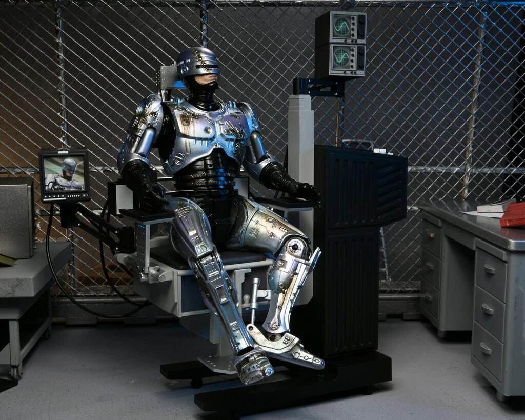 ULTIMATE ROBOCOP - Battle Damaged w/Chair - Action Figure 20cm - 2