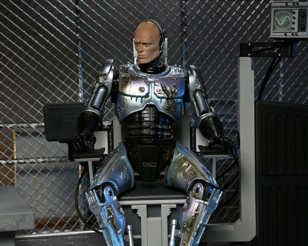 ULTIMATE ROBOCOP - Battle Damaged w/Chair - Action Figure 20cm - 4