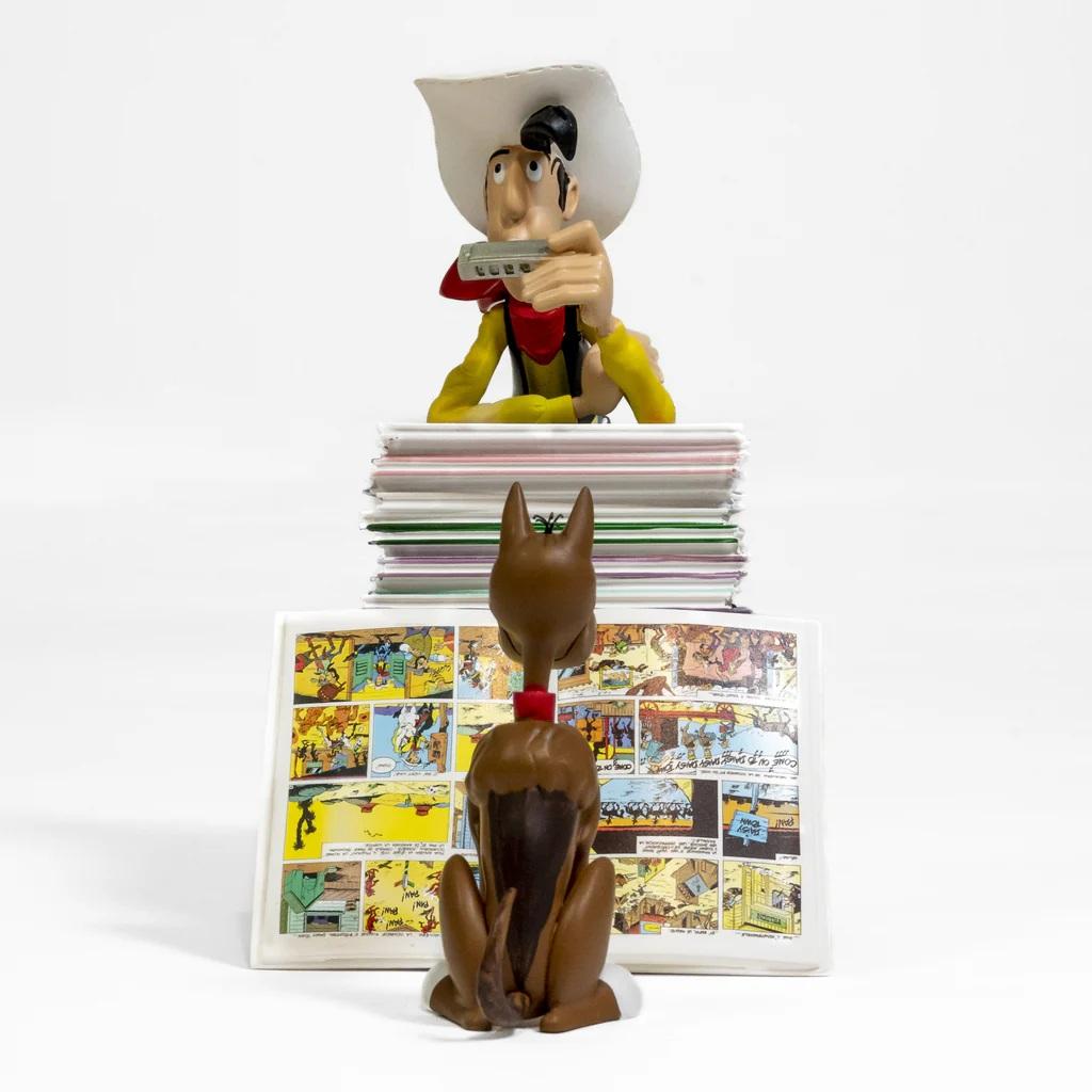 LUCKY LUKE - Lucky Luke & Rantamplan on stack of comics - Statue 25cm - 3