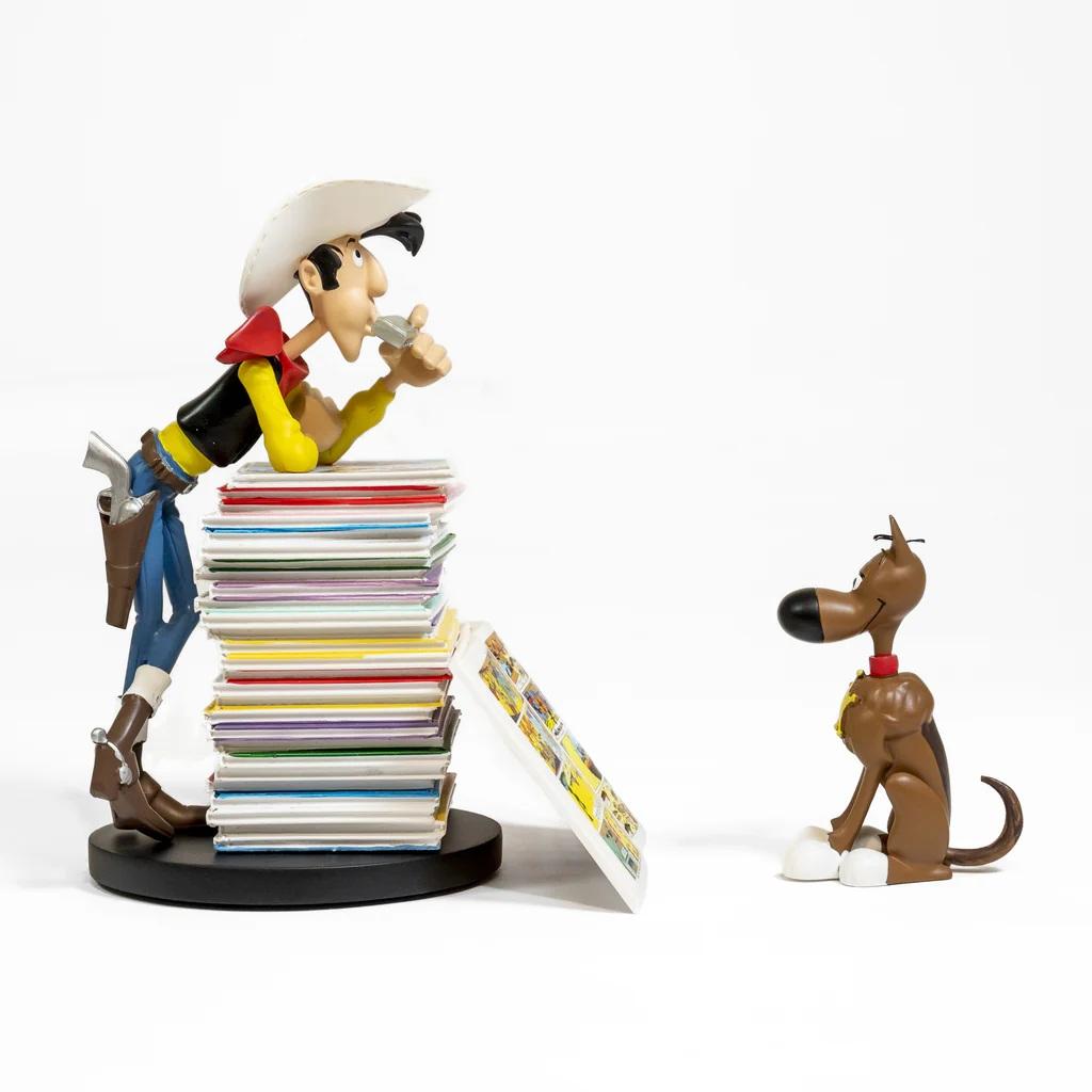 LUCKY LUKE - Lucky Luke & Rantamplan on stack of comics - Statue 25cm - 5