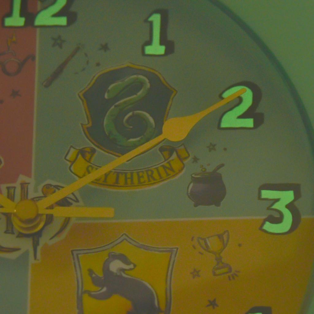 HARRY POTTER - Les 4 Maisons - Horloge Murale 'Phosphorescent' - 2